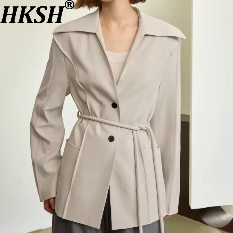 HKSH Spring Autumn New Women Blazer Sailor Collar Single Breasted Pockets Belted Elegant Fashion Office Lady Chic Jacket HK12478
HKSH Spring Autumn New Women Blazer Sailor Collar Single Breasted Pockets Belted Elegant Fashion Office Lady Chic Jacket HK12478