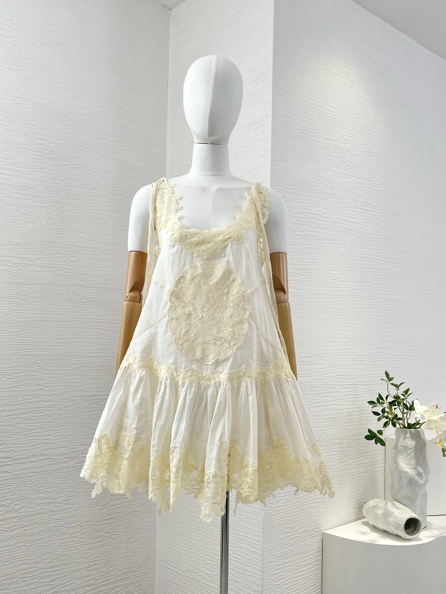 Vintage Sleeveless Mini Women’s Dresses 2026 New Fashion Lace Patchwork
Vintage Sleeveless Mini Women’s Dresses 2026 New Fashion Lace Patchwork