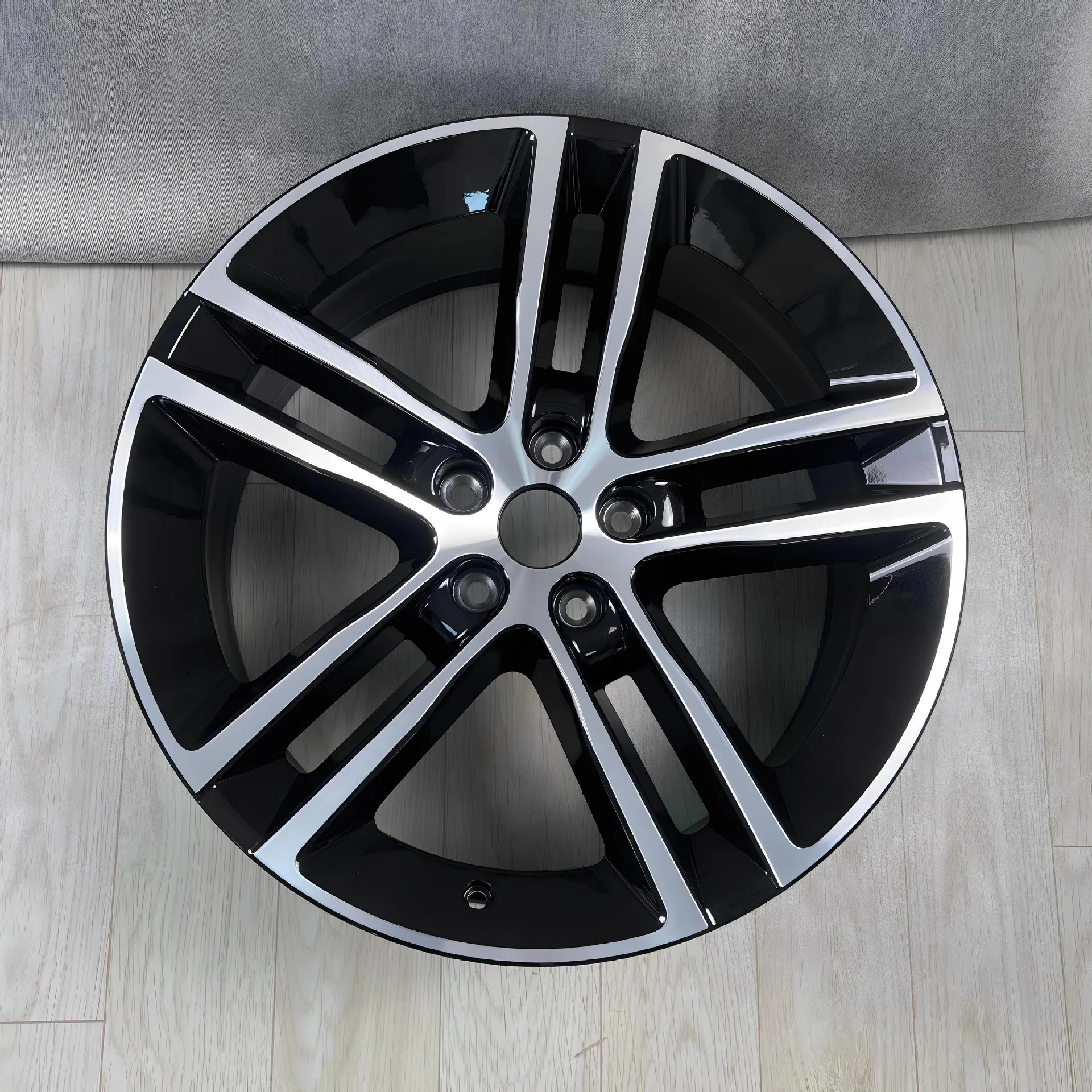 Applicable to:Suitable for 20-inch M5 wheels, original matching aluminum alloy wheels, new replacement type
Applicable to:Suitable for 20-inch M5 wheels, original matching aluminum alloy wheels, new replacement type