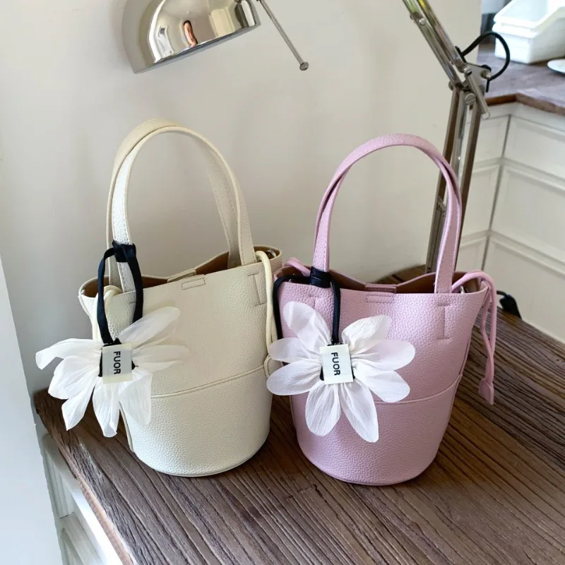Fashionable Soft Cow Leather Handbag with Bucket Shape New 2025 Women's Bag European and American Style Top Layer Handbag Gift
Fashionable Soft Cow Leather Handbag with Bucket Shape New 2025 Women's Bag European and American Style Top Layer Handbag Gift
