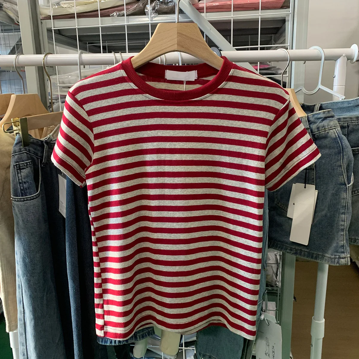 Новая летняя женская футболка Slim Fit ort Sve, цветная полосатая базовая слой, простой дизайн, корейская версия для поездок на работу
Новая летняя женская футболка Slim Fit ort Sve, цветная полосатая базовая слой, простой дизайн, корейская версия для поездок на работу