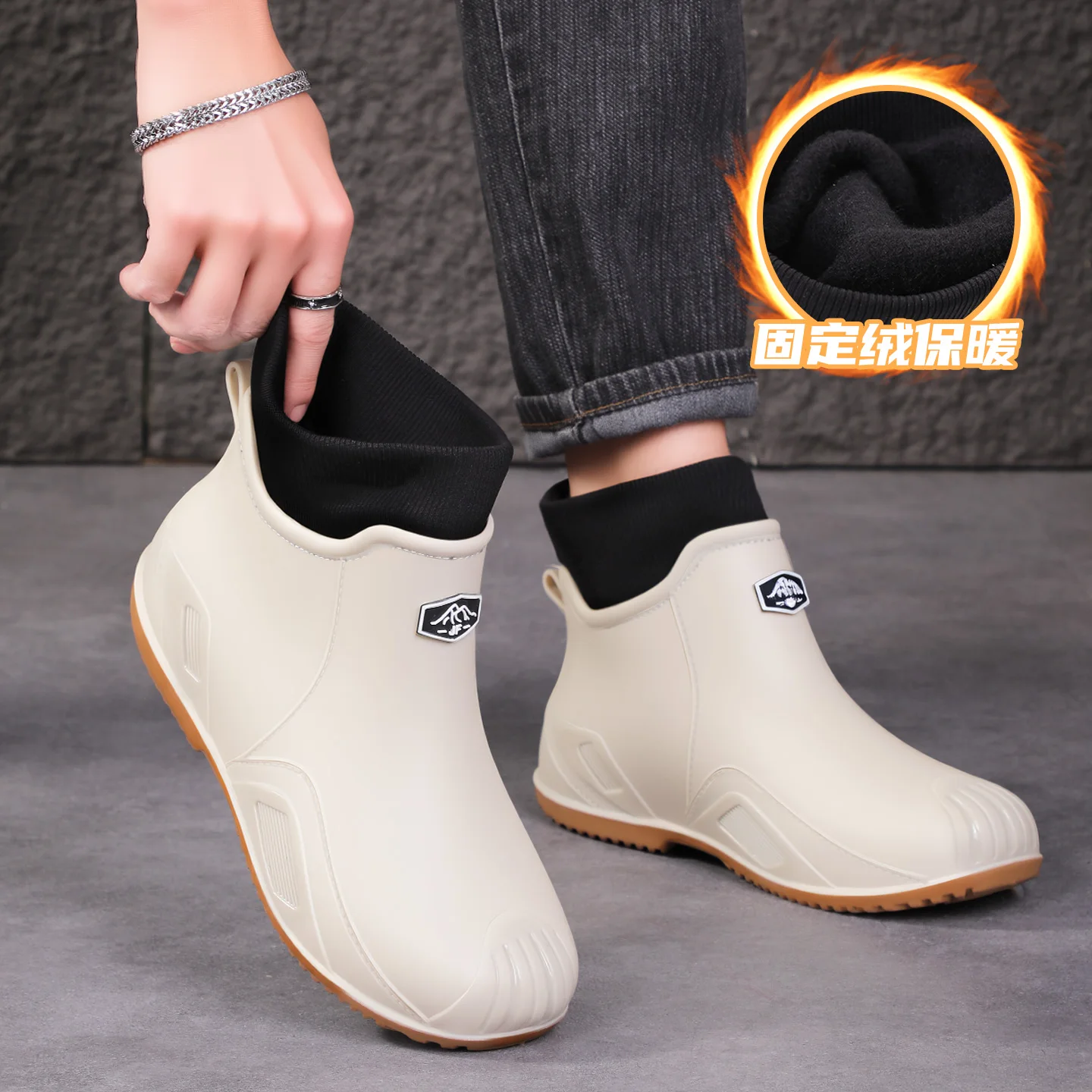 Winter warm cotton rain boots men's flat bottomed soft soled short tube rain boots waterproof shoes kitchen thick soled anti sli
Winter warm cotton rain boots men's flat bottomed soft soled short tube rain boots waterproof shoes kitchen thick soled anti sli