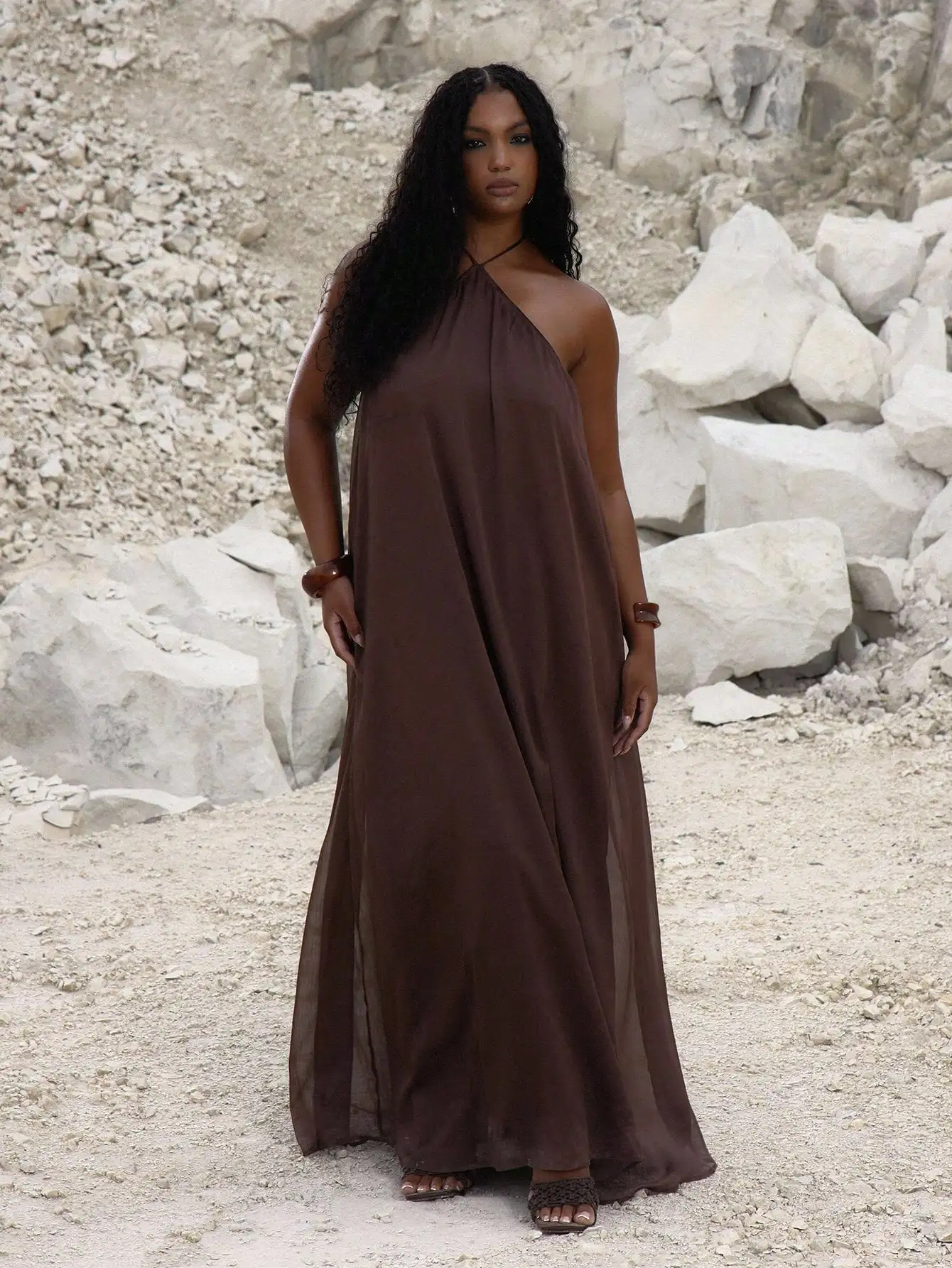 Коричневое струящееся макси-платье с вырезом халтер для летнего отдыха
Коричневое струящееся макси-платье с вырезом халтер для летнего отдыха