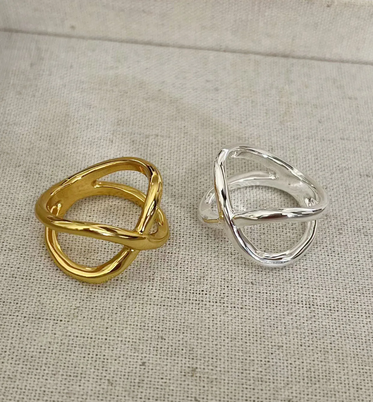 2024 Latest Hot Sales UNO de 50 Jewelry Spain Irregular Twisted Curve 14K Gold Ring Women's Fashion High Appearance Gift
2024 Latest Hot Sales UNO de 50 Jewelry Spain Irregular Twisted Curve 14K Gold Ring Women's Fashion High Appearance Gift