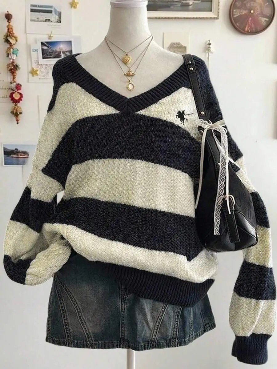 Женский вязаный свитер оверсайз с V-образным вырезом в полоску - черный и кремовый
Женский вязаный свитер оверсайз с V-образным вырезом в полоску - черный и кремовый