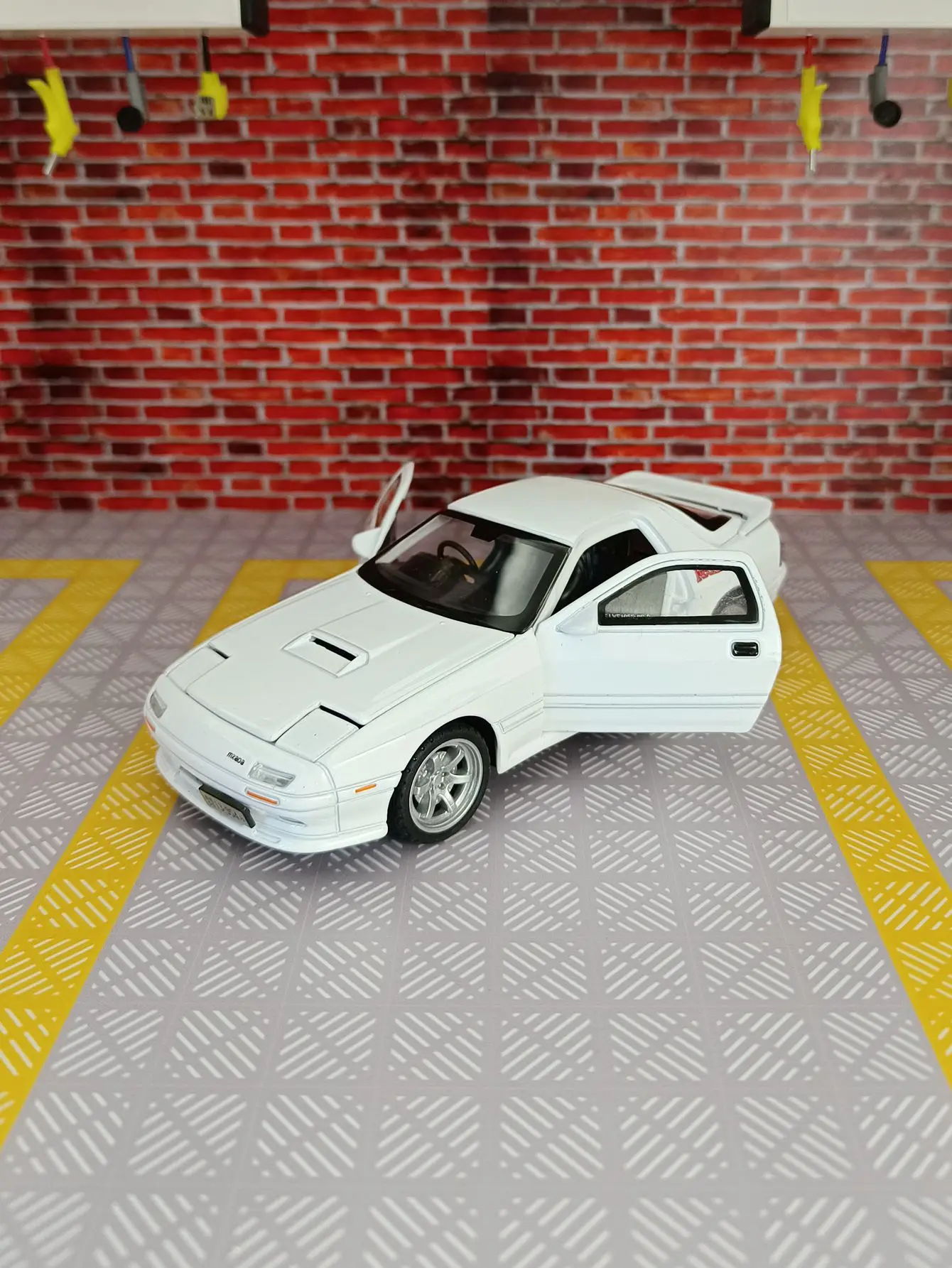 Модель автомобиля из сплава Mazda RX-7, 1:32, игрушки для друзей, звук и свет, открытые двери, супермашины, коллекционные украшения, подарки на день рождения
Модель автомобиля из сплава Mazda RX-7, 1:32, игрушки для друзей, звук и свет, открытые двери, супермашины, коллекционные украшения, подарки на день рождения