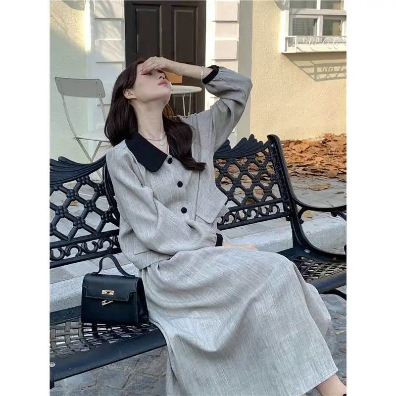 Стильный комплект из двух предметов с контрастным воротником и длинными рукавами, модный, с завышенной талией, для женщин, зимний сезон, подходит для среднего возраста.
Стильный комплект из двух предметов с контрастным воротником и длинными рукавами, модный, с завышенной талией, для женщин, зимний сезон, подходит для среднего возраста.