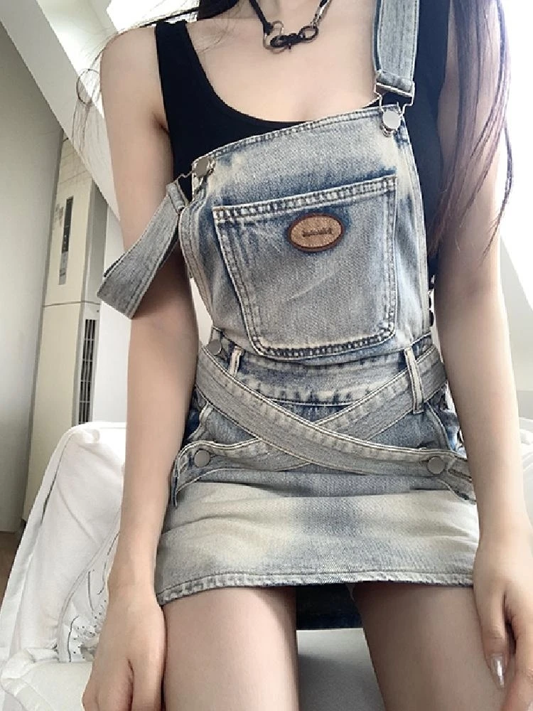 French style retro shoulder strap dress for women in summer 2025 waist cinching A-line slimming pocket denim pants
French style retro shoulder strap dress for women in summer 2025 waist cinching A-line slimming pocket denim pants