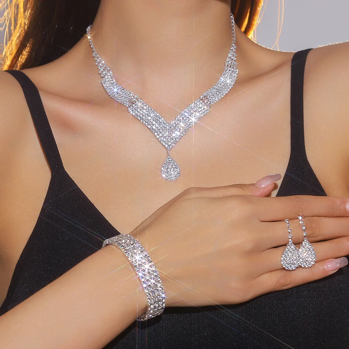 Three Pieces of Source Temperament Luxury Shiny Rhinestone Necklace Earrings Set Bridal Jewellery Love Pendant Ear
Three Pieces of Source Temperament Luxury Shiny Rhinestone Necklace Earrings Set Bridal Jewellery Love Pendant Ear