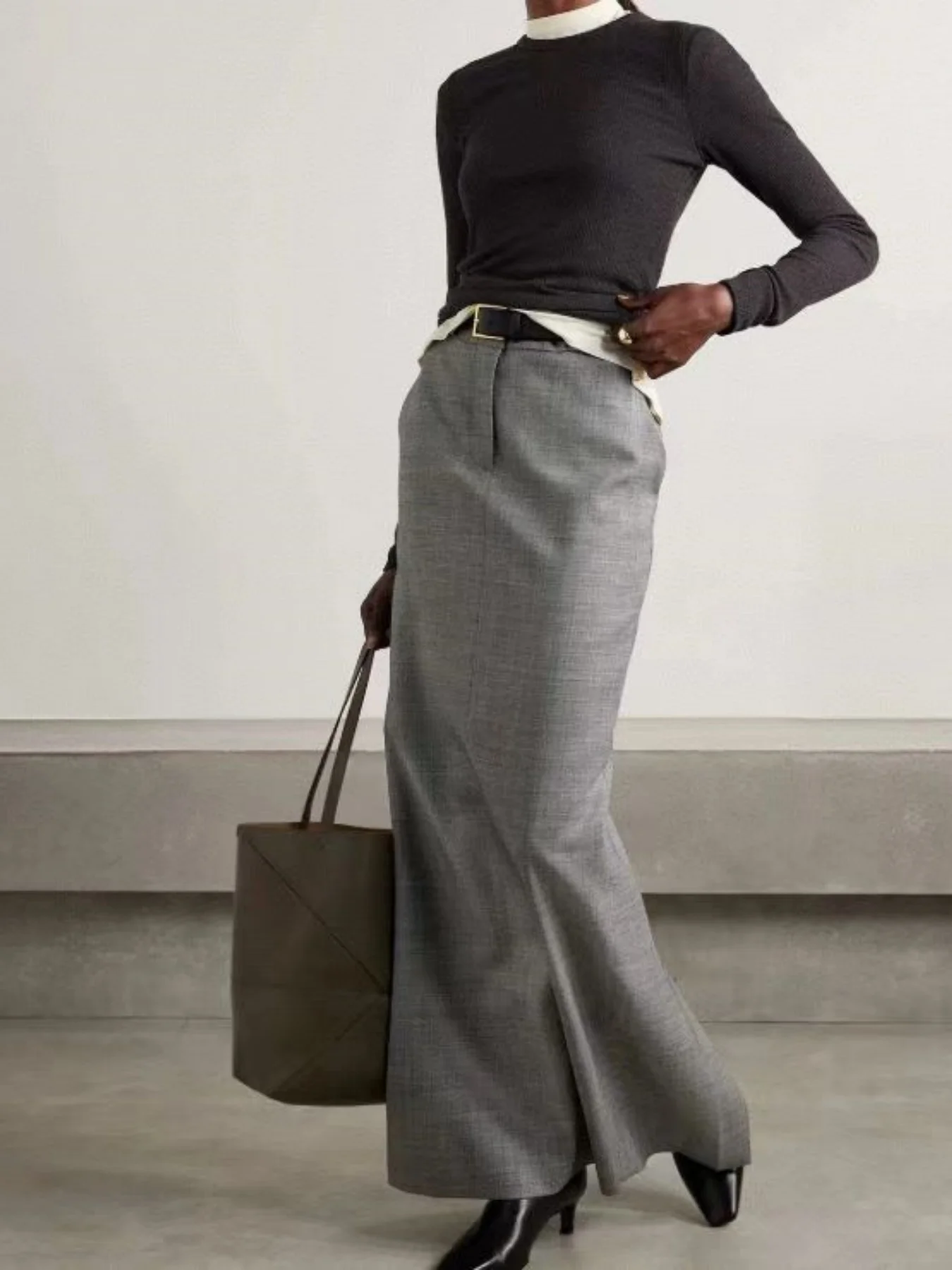 Ladies' elegant gray knee-length skirt
Ladies' elegant gray knee-length skirt