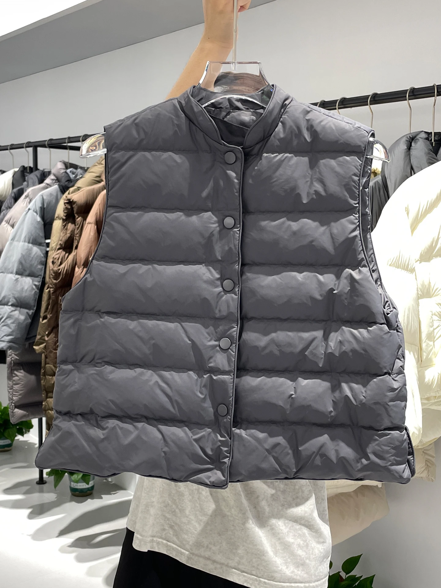 Легкий пуховый хлопковый жилет, новинка 2025, корейская версия, свободная посадка без све, воротник-стойка, застежка на одной пуговице
Легкий пуховый хлопковый жилет, новинка 2025, корейская версия, свободная посадка без све, воротник-стойка, застежка на одной пуговице