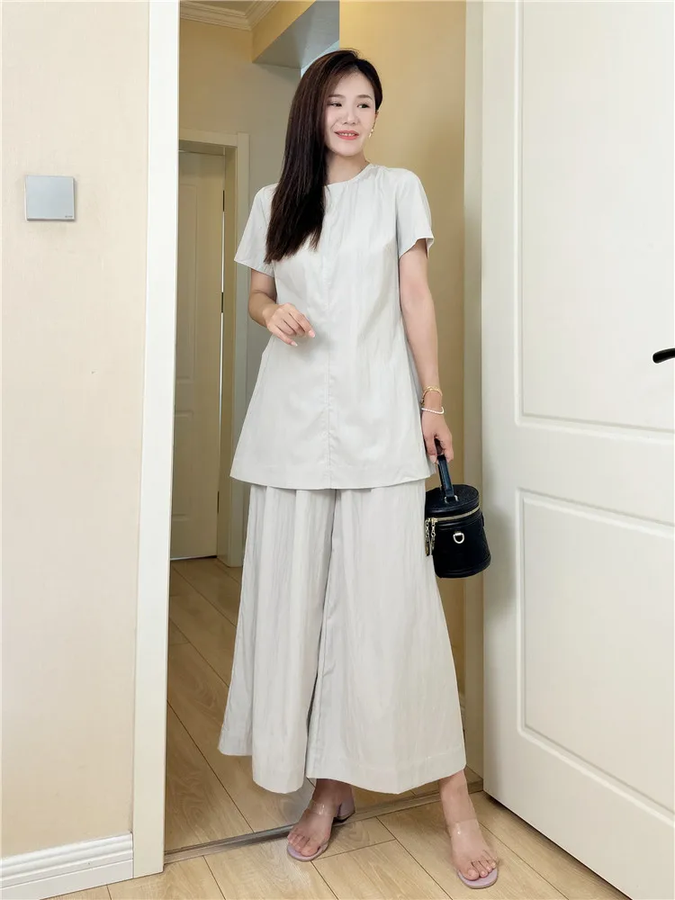 Комплект женских летних брюк из ледяного шелка большого размера: широкие брюки с высокой талией, скрывающие фигуру, цельный комплект
Комплект женских летних брюк из ледяного шелка большого размера: широкие брюки с высокой талией, скрывающие фигуру, цельный комплект