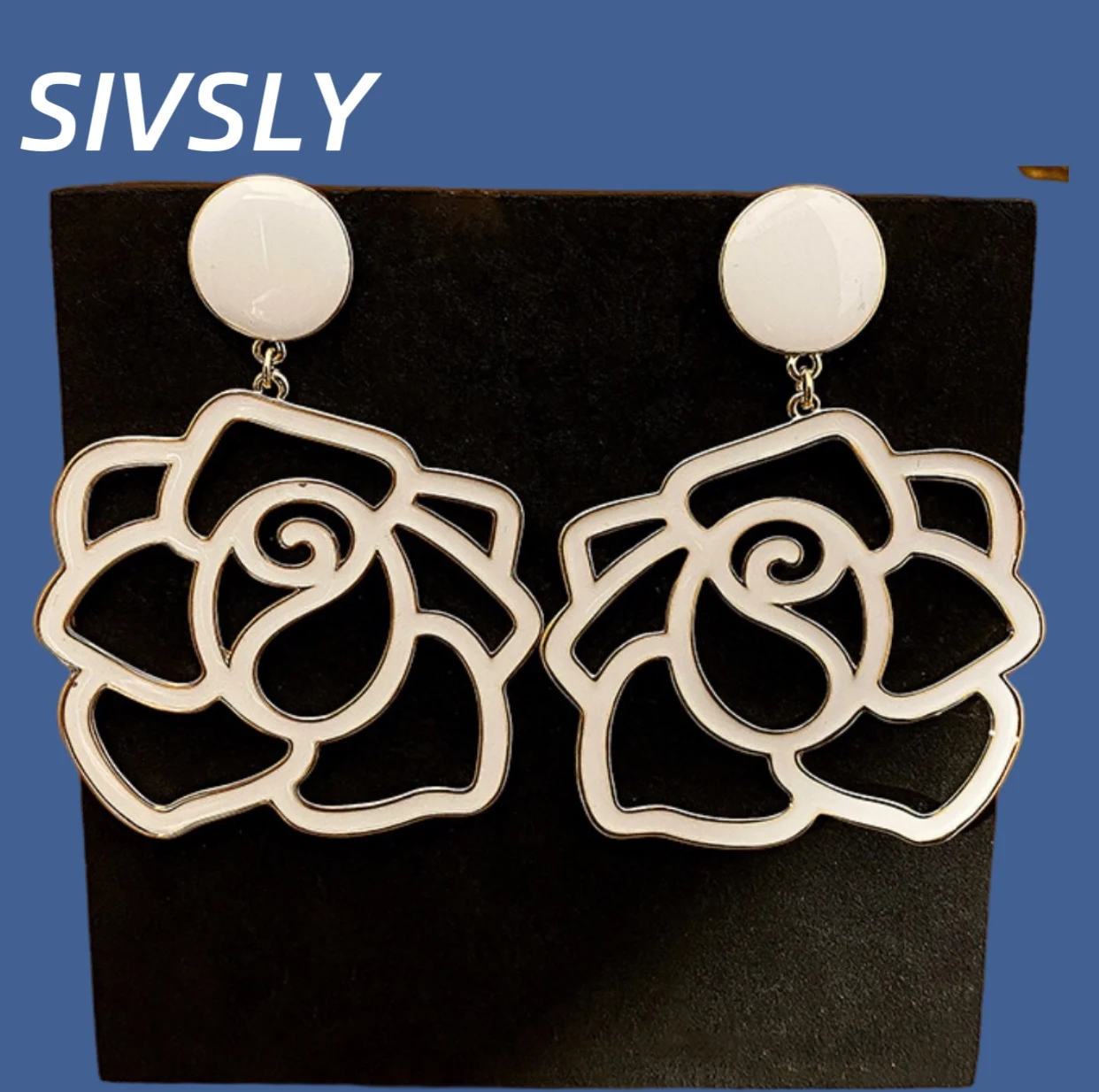 Popular French retro earrings, unique design, simple earring, elegant temperament, luxurious and high-end earring for women
Popular French retro earrings, unique design, simple earring, elegant temperament, luxurious and high-end earring for women