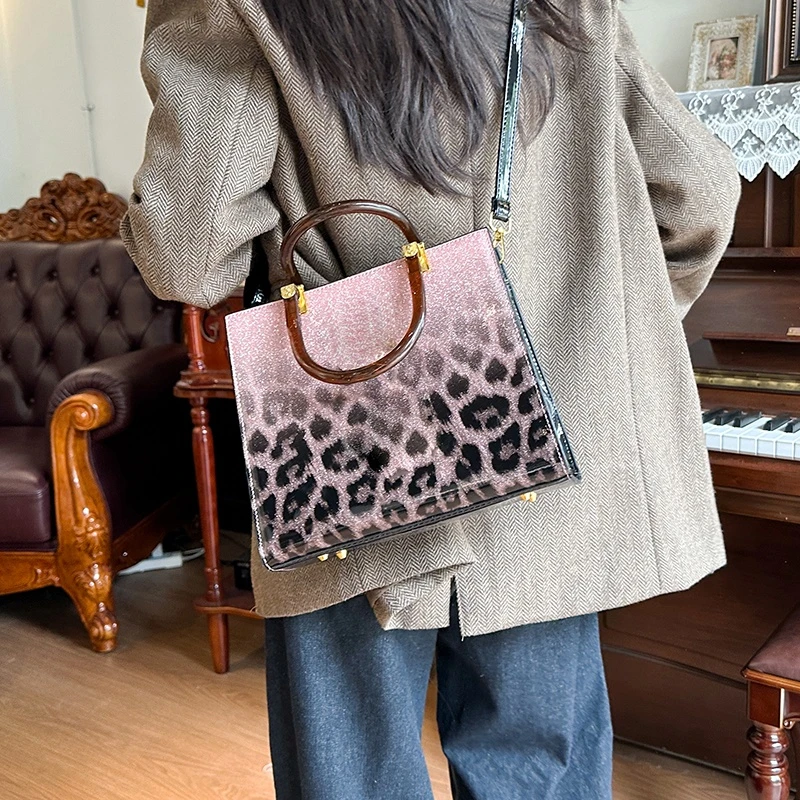 Fashion Women Shoulder Bag Faux Leather Material with Tassel Decoration Adjustable Strap Suitable for Daily Party Shopping
Fashion Women Shoulder Bag Faux Leather Material with Tassel Decoration Adjustable Strap Suitable for Daily Party Shopping