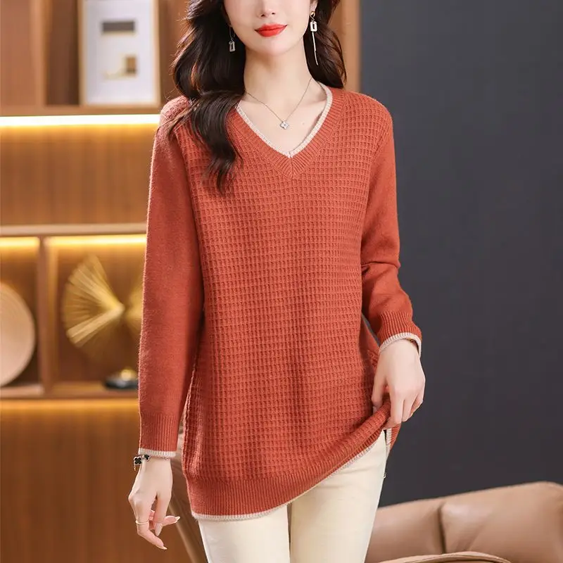 Свободный женский свитер средней длины с V-образным вырезом, больших размеров, повседневный вязаный топ, утягивающий базовый слой, модный и универсальный.
Свободный женский свитер средней длины с V-образным вырезом, больших размеров, повседневный вязаный топ, утягивающий базовый слой, модный и универсальный.