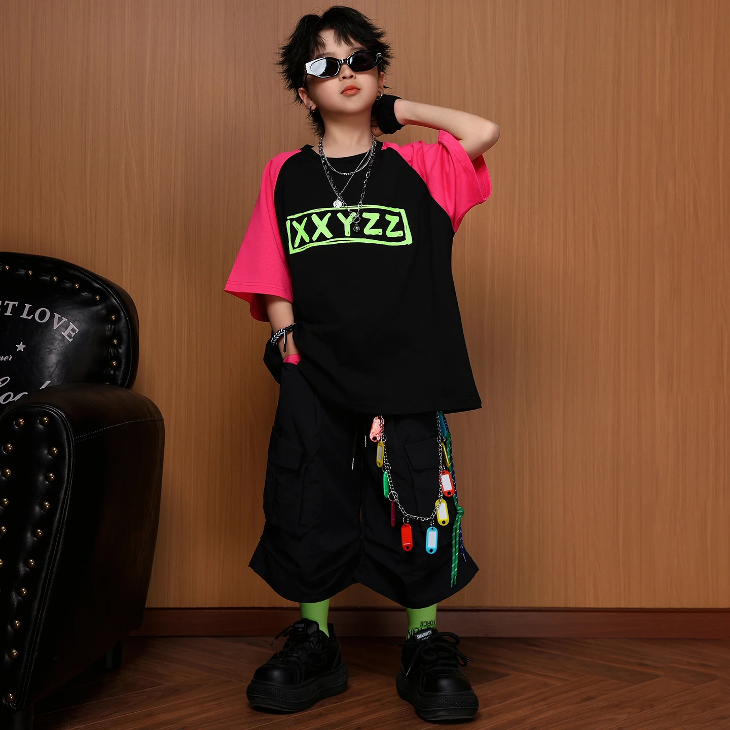 Boys Hip Hop Street Dance Outfits Contrast Short Sleeve T Shirt Wide Leg Pants Kids Kpop Jazz Stage Performance Streetwear Set
Boys Hip Hop Street Dance Outfits Contrast Short Sleeve T Shirt Wide Leg Pants Kids Kpop Jazz Stage Performance Streetwear Set