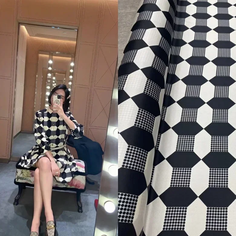 New Black and white Baroque style printed twill silk fabric high-end dress shirt 50 x140 cm
New Black and white Baroque style printed twill silk fabric high-end dress shirt 50 x140 cm
