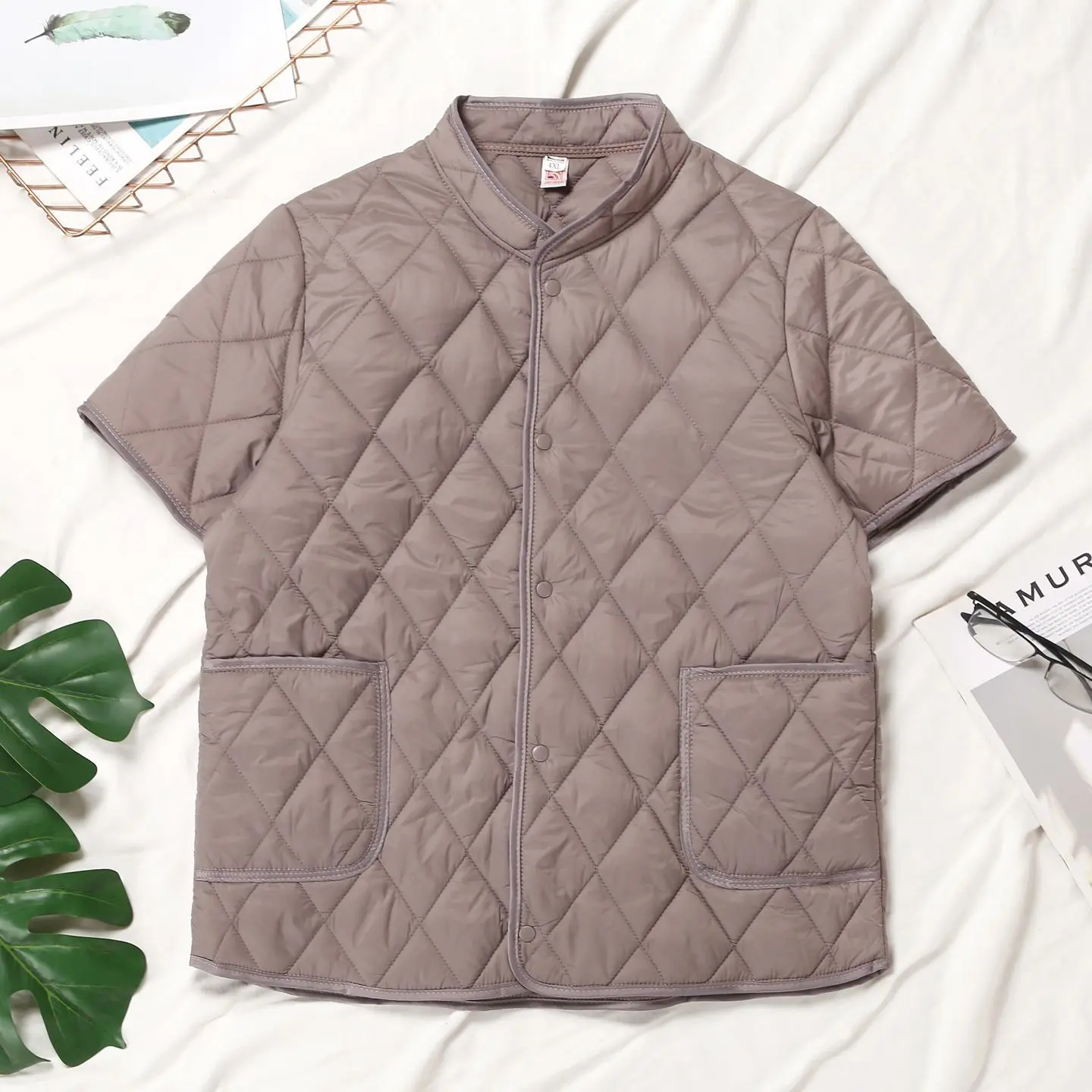 Мужская хлопковая куртка с трехслойным наполнителем, коротким рукавом, воротником-стойкой, на пуговицах, с защитой от холода, с карманами на плечах, в повседневном стиле
Мужская хлопковая куртка с трехслойным наполнителем, коротким рукавом, воротником-стойкой, на пуговицах, с защитой от холода, с карманами на плечах, в повседневном стиле