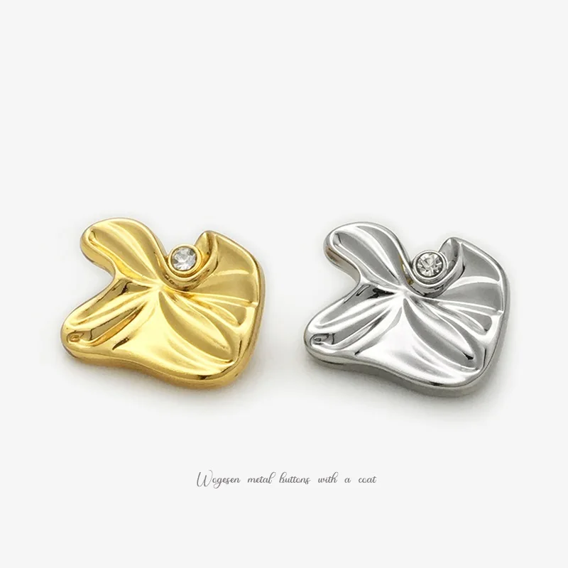 6 шт. Высококачественная плиссированная куртка-свитер на пуговицах неправильной формы с металлическими меховыми пальто с большими пуговицами ручной работы.
6 шт. Высококачественная плиссированная куртка-свитер на пуговицах неправильной формы с металлическими меховыми пальто с большими пуговицами ручной работы.