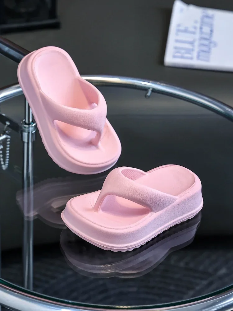 The new platform flip flops in summer are simple and comfortable ins-style slippers that can be worn in all seasons
The new platform flip flops in summer are simple and comfortable ins-style slippers that can be worn in all seasons