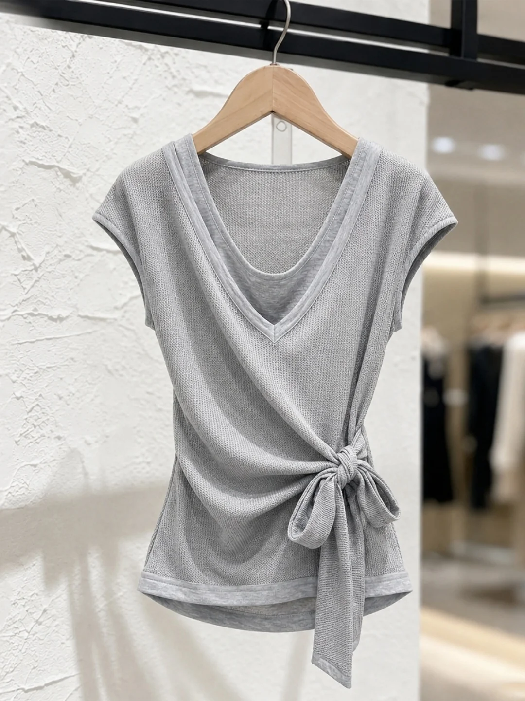 Elegant V-Neck Ice Silk Knitted Top Belted Waist Slimming Design Summer 2026 Fashionable Versatile Korean Style Straight Cut
Elegant V-Neck Ice Silk Knitted Top Belted Waist Slimming Design Summer 2026 Fashionable Versatile Korean Style Straight Cut