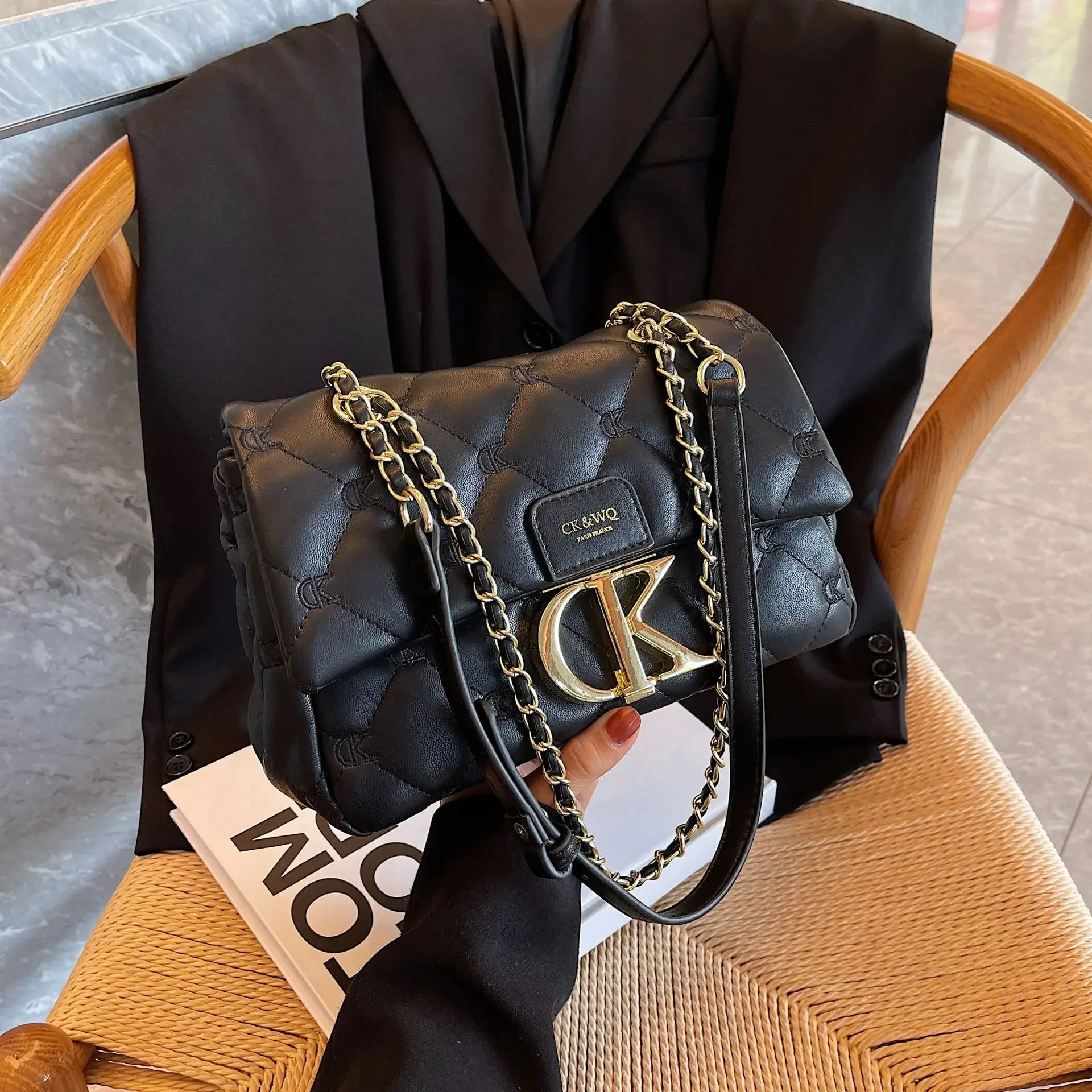 2025 Hottest Pick! Women's Spacious Quilted Tote - 2025 Collection, Convertible Shoulder/Hand Carry, Trendy Chain Design
2025 Hottest Pick! Women's Spacious Quilted Tote - 2025 Collection, Convertible Shoulder/Hand Carry, Trendy Chain Design