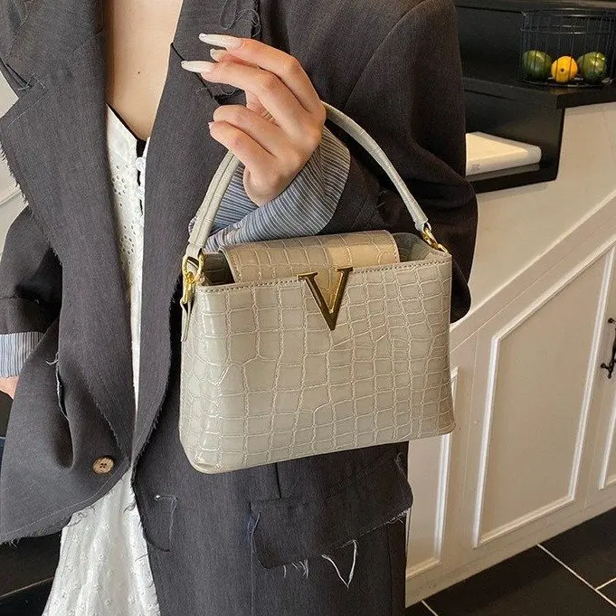 Winter Hot Sale High-end Crocodile Printed Handbag 2026 New Luxury Designer Texture Commuter Women's Bag Crossbody Shoulder Bag
Winter Hot Sale High-end Crocodile Printed Handbag 2026 New Luxury Designer Texture Commuter Women's Bag Crossbody Shoulder Bag