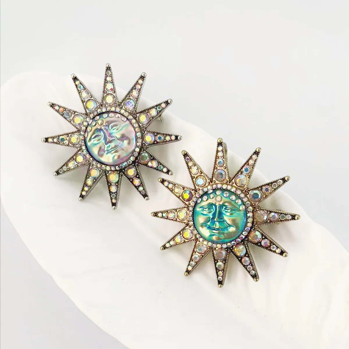 MITTO FASHION JEWELRIES AND HIGH-END ACCESSORIES RHINESTONES PAVED SUN GODDESS VINTAGE PIN WOMEN DRESS BROOCH
MITTO FASHION JEWELRIES AND HIGH-END ACCESSORIES RHINESTONES PAVED SUN GODDESS VINTAGE PIN WOMEN DRESS BROOCH