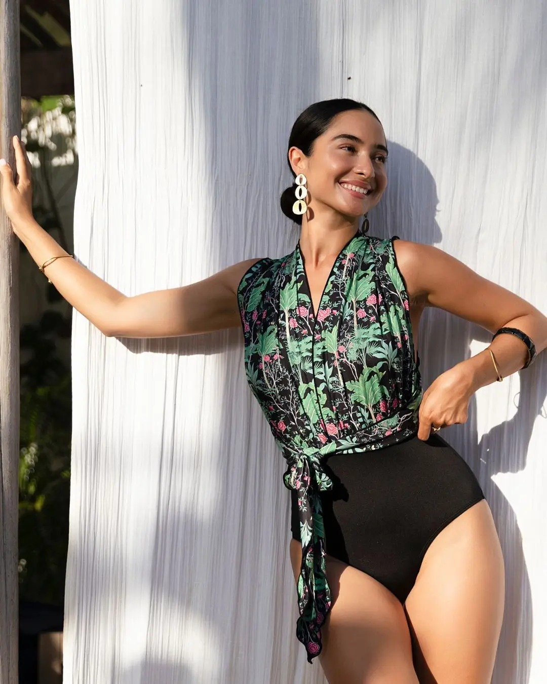 Clearance Sale Elegant Black One-Piece Swimsuit with Green Floral Wrap Perfect for Beach Wear and Pool Parties Summer Getaways
Clearance Sale Elegant Black One-Piece Swimsuit with Green Floral Wrap Perfect for Beach Wear and Pool Parties Summer Getaways