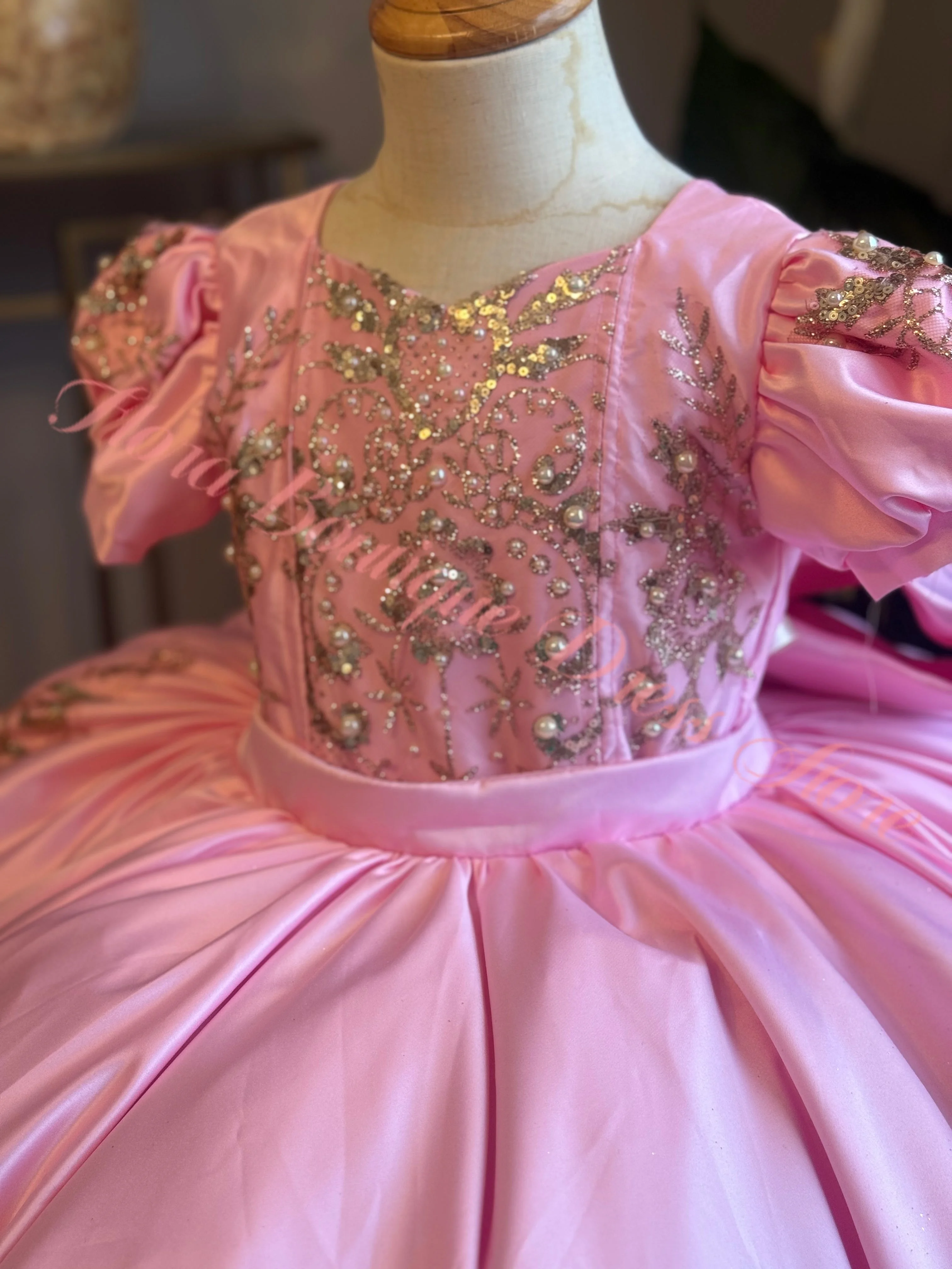 Luxury Golden Applique Full Ball Princess Wedding Party Flower Girl Dress Off The Shoulder Floor Length First Communion Gown New
Luxury Golden Applique Full Ball Princess Wedding Party Flower Girl Dress Off The Shoulder Floor Length First Communion Gown New