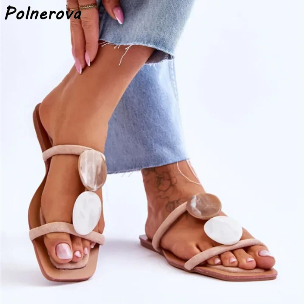 Тапочки с мраморной крошкой на плоской подошве с прямым ремешком, универсальная обувь в римском стиле с квадратным носком, женская лаконичная обувь для покликания, 2025 г. 
Тапочки с мраморной крошкой на плоской подошве с прямым ремешком, универсальная обувь в римском стиле с квадратным носком, женская лаконичная обувь для покликания, 2025 г.