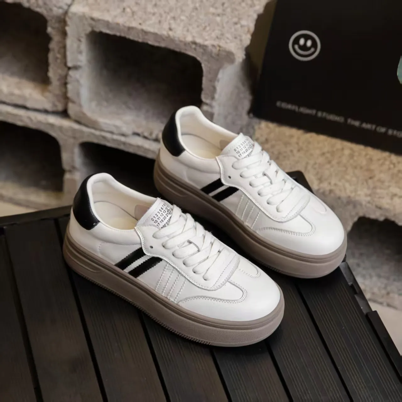 Новые дизайнерские кроссовки из натуральной кожи для женщин, модные повседневные белые туфли, женские высококачественные кружевные студенческие туфли для женщин
Новые дизайнерские кроссовки из натуральной кожи для женщин, модные повседневные белые туфли, женские высококачественные кружевные студенческие туфли для женщин