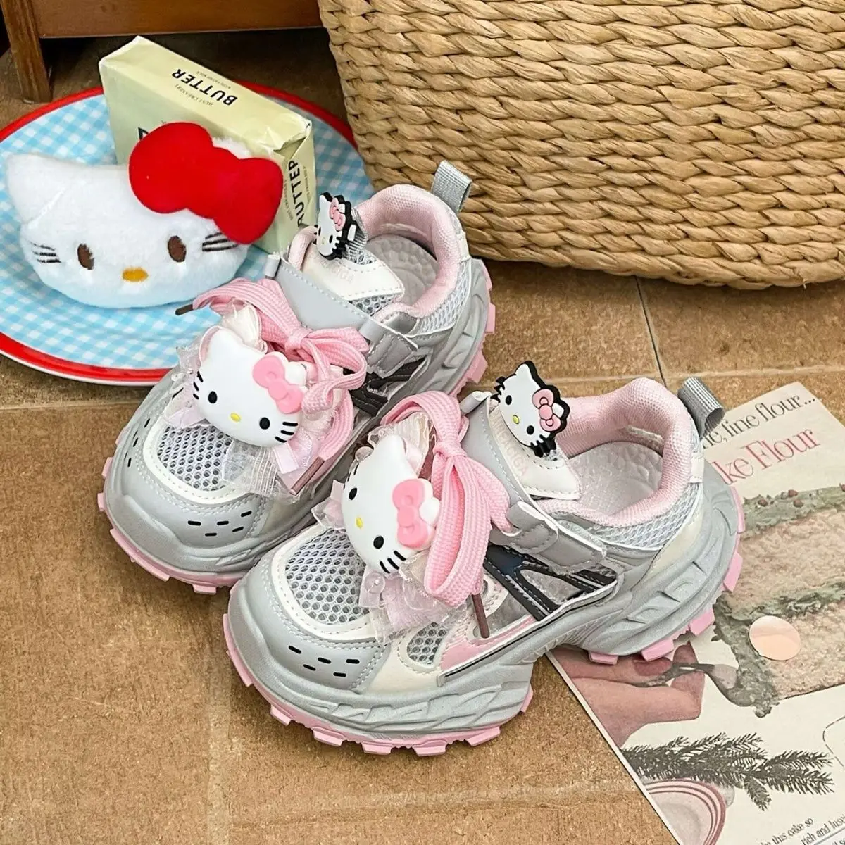 Sanrio Hello Kitty Girls Sports Sandals Summer Children's Sports Beach Casual Shoes Girls' Soft Non-Slip Shining Shoes Sneakers
Sanrio Hello Kitty Girls Sports Sandals Summer Children's Sports Beach Casual Shoes Girls' Soft Non-Slip Shining Shoes Sneakers