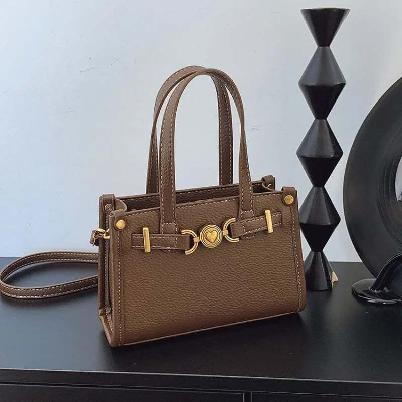 Fashionable Trendy Design Women's Tote Bag Luxury Shopper Elegant Leather Large Capacity Diaper Bag Simple Vintage Letter
Fashionable Trendy Design Women's Tote Bag Luxury Shopper Elegant Leather Large Capacity Diaper Bag Simple Vintage Letter