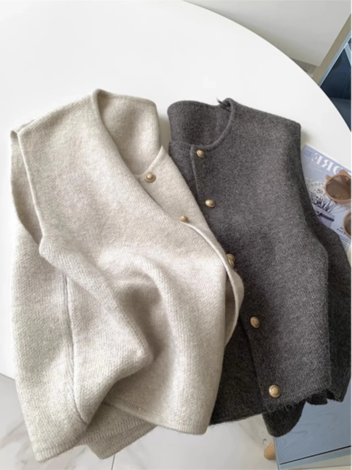 Women's Loose Knitted Sweater Vest Metal Bule Autumn Winter Faion Small Batch Design round Ne Single Button Closure
Women's Loose Knitted Sweater Vest Metal Bule Autumn Winter Faion Small Batch Design round Ne Single Button Closure