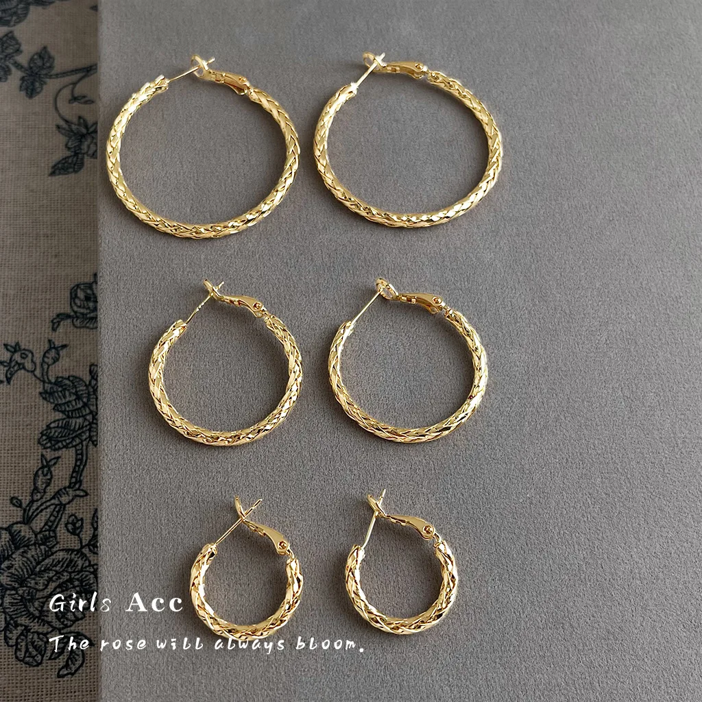 Fashion Luxury Old Money Style Classic Woven Pattern Large Hoop Earrings Niche Exaggerated High Sense Temperament Drop Earrings
Fashion Luxury Old Money Style Classic Woven Pattern Large Hoop Earrings Niche Exaggerated High Sense Temperament Drop Earrings