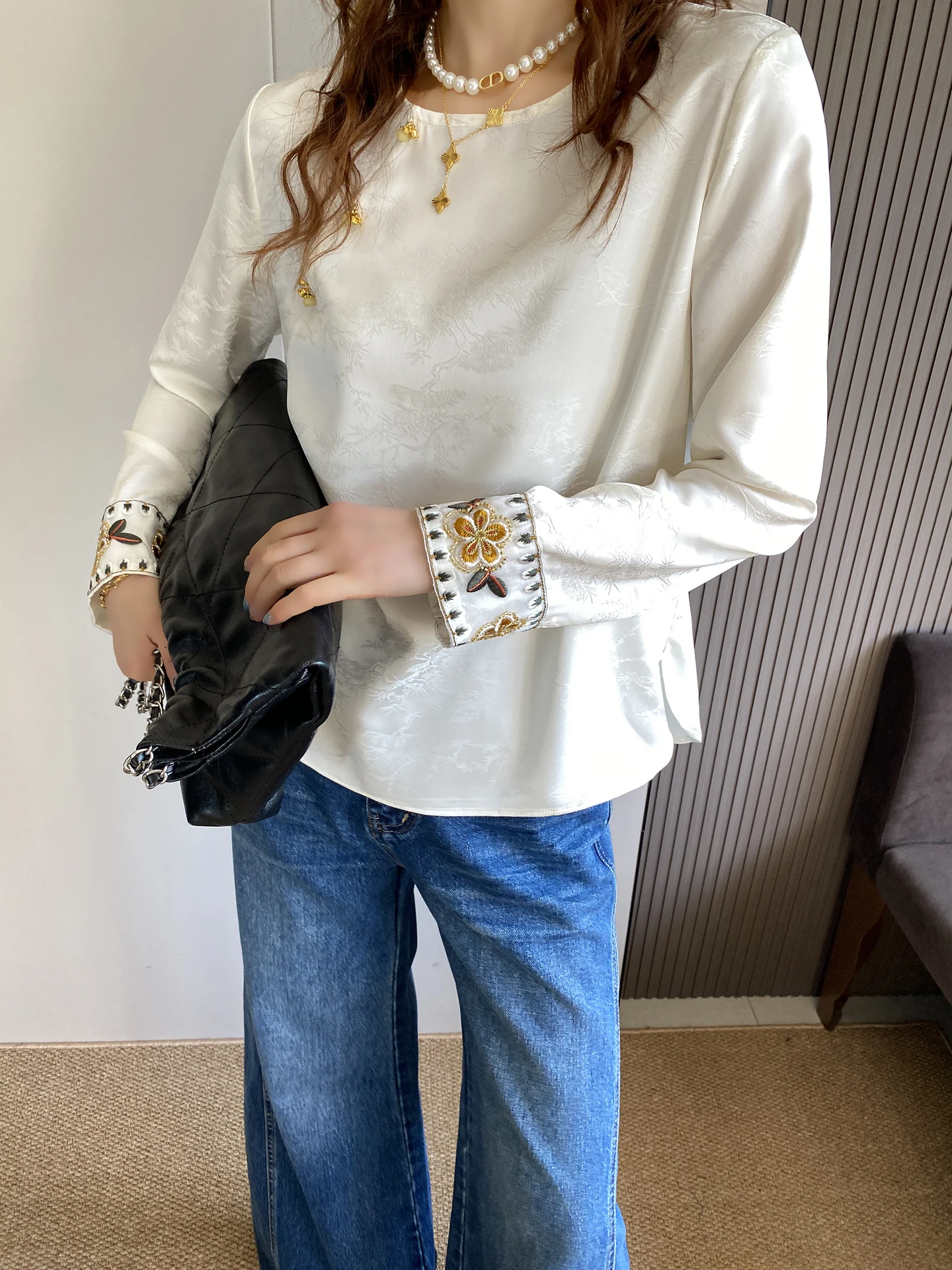 New Chinese Sle Embroidered Long Sve Loose Women's irt Spring Early Vintage Floral Pattern Breathable Comfortable Casu...
New Chinese Sle Embroidered Long Sve Loose Women's irt Spring Early Vintage Floral Pattern Breathable Comfortable Casu...