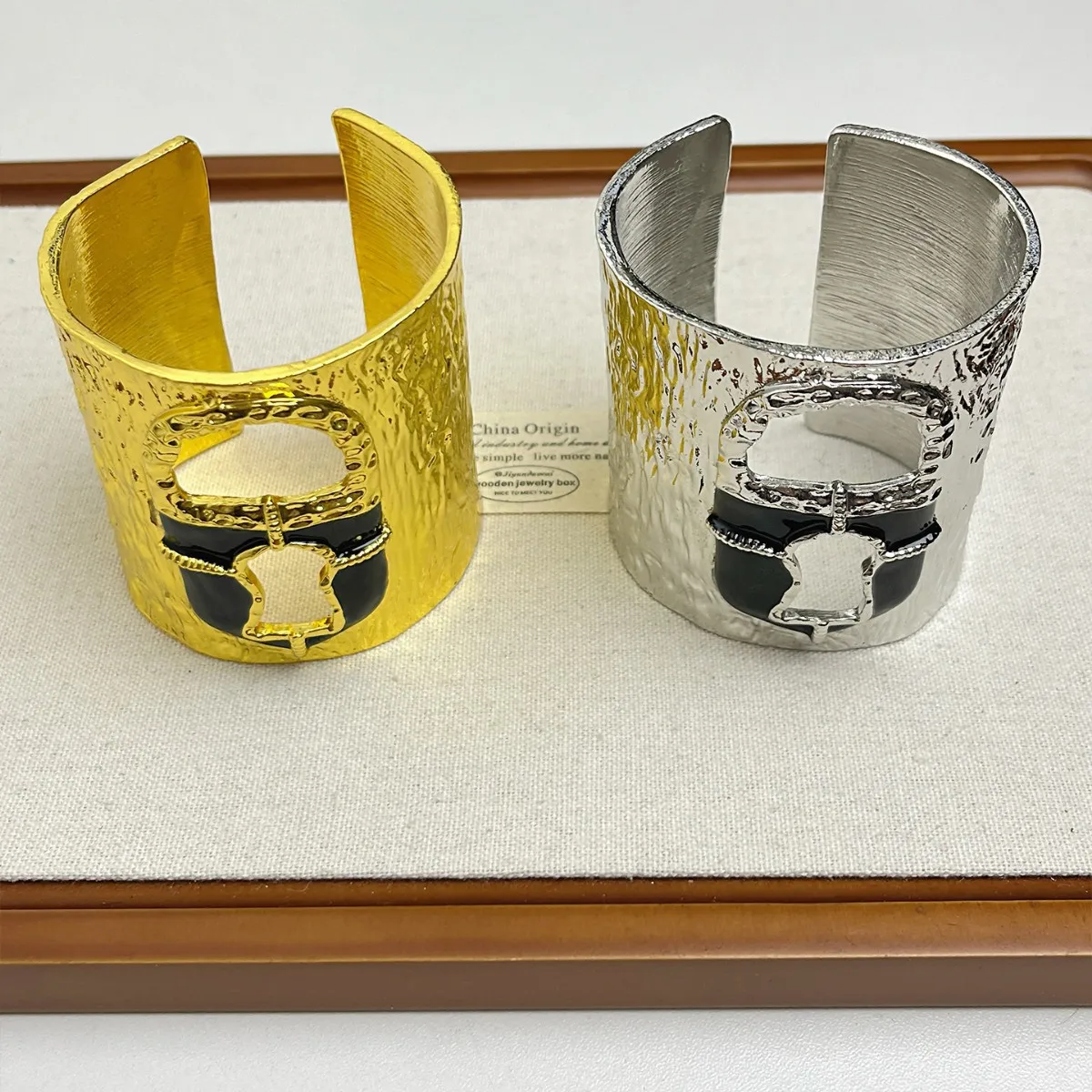 Exaggerated Vintage Alloy Plated Eyes Cuff Bracelet for Women Fashion Party Jewelry Gorgeous Hand Open Bangle Accessories
Exaggerated Vintage Alloy Plated Eyes Cuff Bracelet for Women Fashion Party Jewelry Gorgeous Hand Open Bangle Accessories