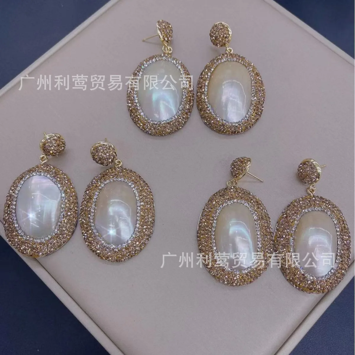 European French niche personalized natural Mapei earrings, ethnic style retro natural snakeskin inlaid Czech pendant
European French niche personalized natural Mapei earrings, ethnic style retro natural snakeskin inlaid Czech pendant