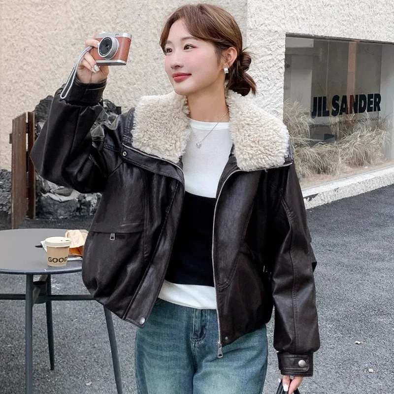 Плюшевая утепленная кожаная куртка с большими лацканами для женщин, осень-зима 2025 года, новые свободные и тонкие топы и хлопковая одежда
Плюшевая утепленная кожаная куртка с большими лацканами для женщин, осень-зима 2025 года, новые свободные и тонкие топы и хлопковая одежда