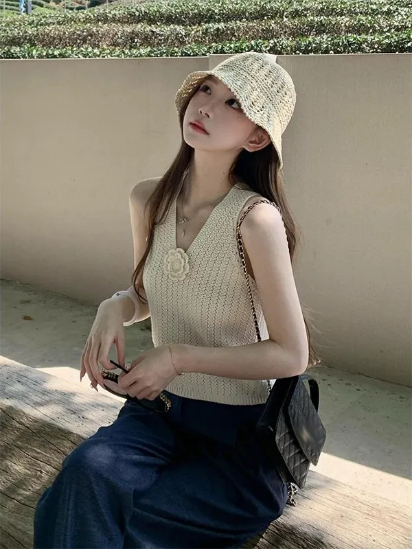 Soft Knitted Short Vest Women's Summer New Design Hollow out Shoulder Floral Decoration Commute Style Korean Loose Fit Top
Soft Knitted Short Vest Women's Summer New Design Hollow out Shoulder Floral Decoration Commute Style Korean Loose Fit Top