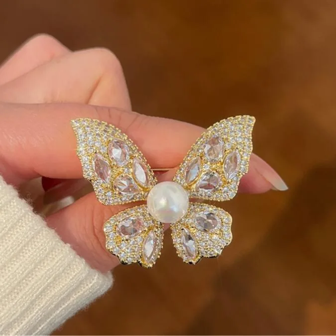 Sparkling Crystal Butterfly Brooch Vintage Faux Pearl Brooches Elegant Women Fashion Accessories for Autumn Winter Outfit
Sparkling Crystal Butterfly Brooch Vintage Faux Pearl Brooches Elegant Women Fashion Accessories for Autumn Winter Outfit