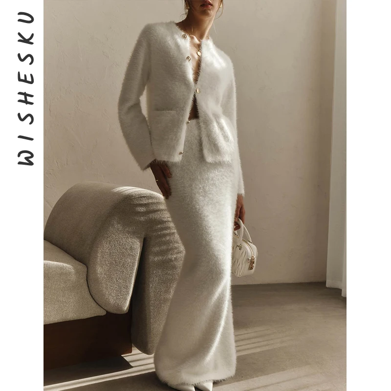 Осенний плюшевый комплект из двух предметов для женщин, кардиган с круглым вырезом и длинными рукавами, топ с высокой талией, макси-юбка, темпераментный наряд, женский
Осенний плюшевый комплект из двух предметов для женщин, кардиган с круглым вырезом и длинными рукавами, топ с высокой талией, макси-юбка, темпераментный наряд, женский