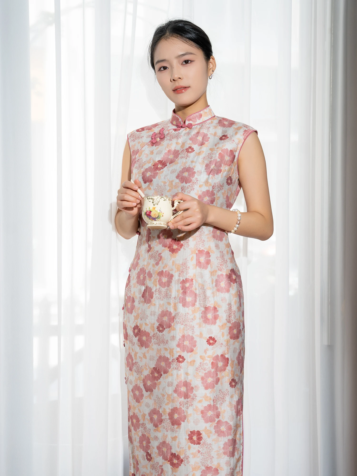 Длинное дышащее летнее платье-ципао из шелка и льна с низким разрезом и накидкой на плечи для повседневной носки
Длинное дышащее летнее платье-ципао из шелка и льна с низким разрезом и накидкой на плечи для повседневной носки