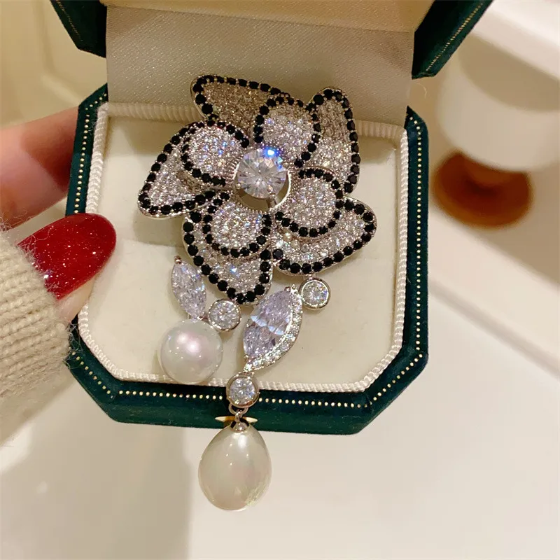 CC Elegant Brooches Imitation Pearl Camellia Shape French Vintage Style Scarf Clasp Gold Silver Color Sweater Pins Gifts B184
CC Elegant Brooches Imitation Pearl Camellia Shape French Vintage Style Scarf Clasp Gold Silver Color Sweater Pins Gifts B184