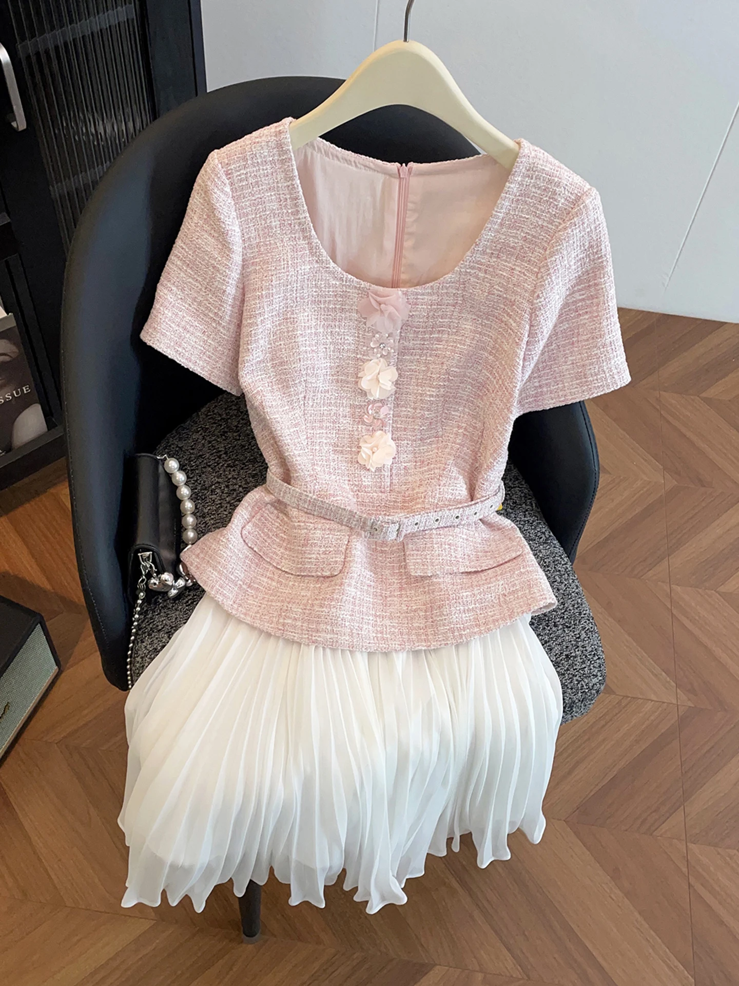 South Oil High-End Women's Summer 2026 Small Fragrance Style Fake Two-Piece Tweed Pleated Dress Women's Midi Dress A-Line Skirt
South Oil High-End Women's Summer 2026 Small Fragrance Style Fake Two-Piece Tweed Pleated Dress Women's Midi Dress A-Line Skirt