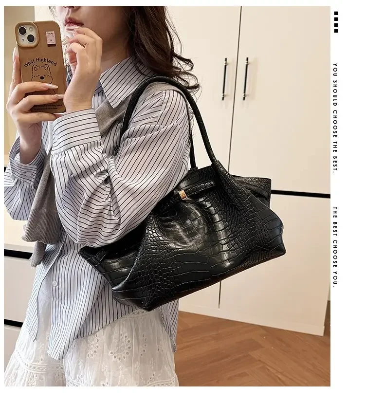 High-End Unique Messenger Purse Bag For Commuter Women With Large Capacity And Trendy Letter Design
High-End Unique Messenger Purse Bag For Commuter Women With Large Capacity And Trendy Letter Design