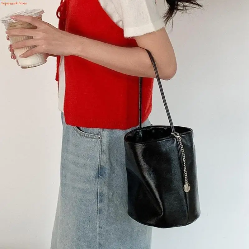 Q5WE Korean Retro Soft Leather Bucket Bag Large Capacity Shoulder Bags PU Handbag For Women Casual And Everyday Use
Q5WE Korean Retro Soft Leather Bucket Bag Large Capacity Shoulder Bags PU Handbag For Women Casual And Everyday Use