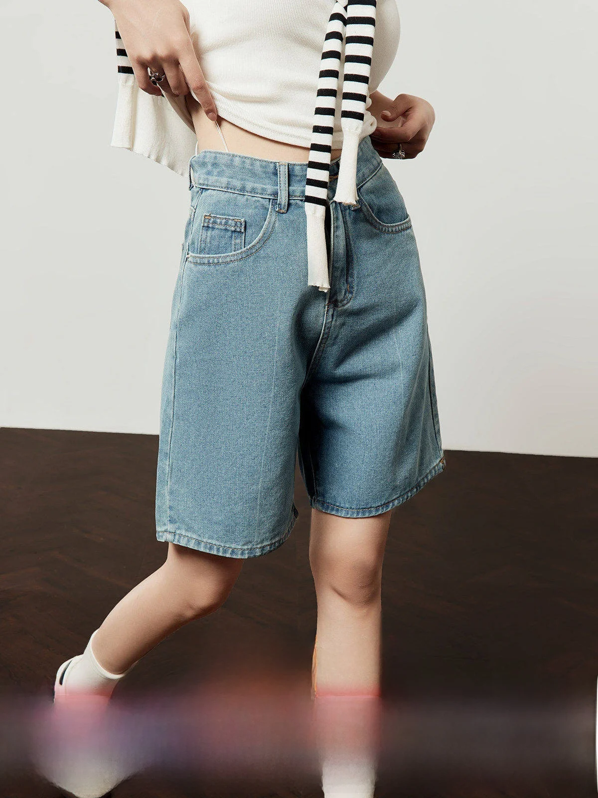 Синие повседневные женские джинсы свободного кроя, летние, новые, универсальные, для повседневной носки, с широкими штанинами, высокой талией, на пуговицах, прямые, с молнией, пять карманов
Синие повседневные женские джинсы свободного кроя, летние, новые, универсальные, для повседневной носки, с широкими штанинами, высокой талией, на пуговицах, прямые, с молнией, пять карманов