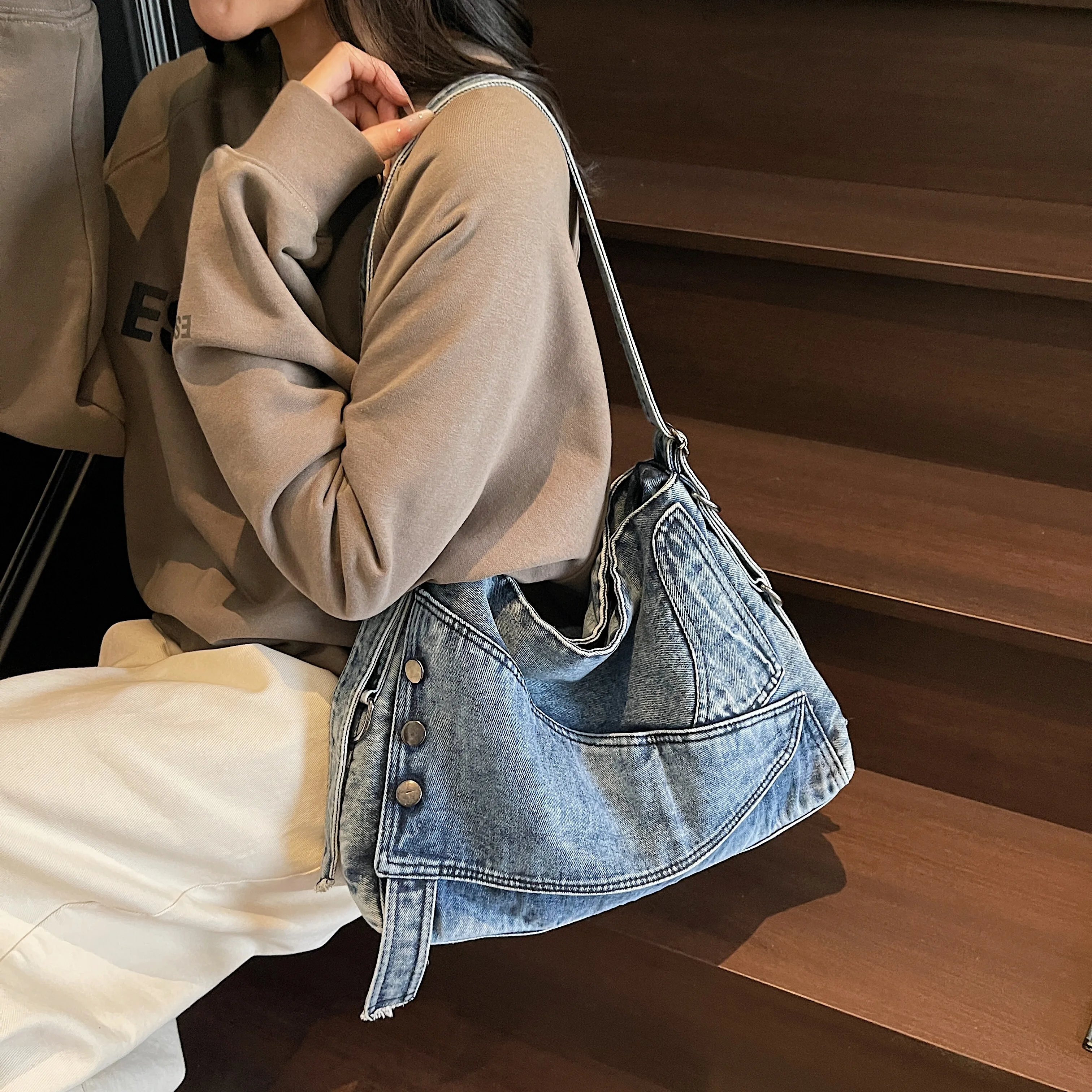 Japanese washed denim cloth splicing tote bag women's large-capacity retro metal buckle premium texture shoulder bag messenger
Japanese washed denim cloth splicing tote bag women's large-capacity retro metal buckle premium texture shoulder bag messenger
